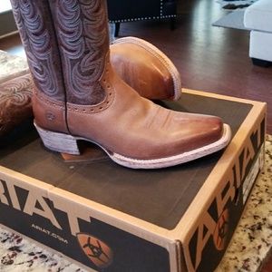 ARIAT BOOTS NEW